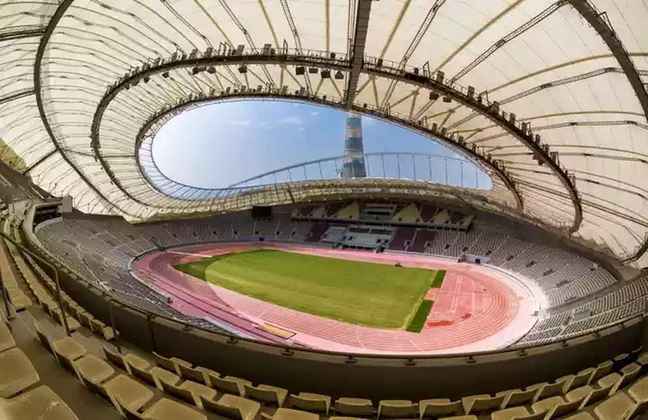 O estádio foi a primeira grande arena esportiva do Qatar. A decisão da construção aconteceu depois da visita de Santos do Pelé ao país, em 1973. 