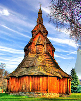 O estilo StavKirker reflete inovações nas técnicas de construção em madeira, transformando as igrejas em verdadeiras obras de arte arquitetônica. 