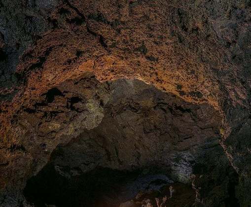 O evento acontecia em uma gruta em Santa Maria do Tocantins, no fim de 2016. Dez segundos separaram Gabriel da tragédia. Pelo menos 10 pessoas morreram por conta do desmoronamento repentino.