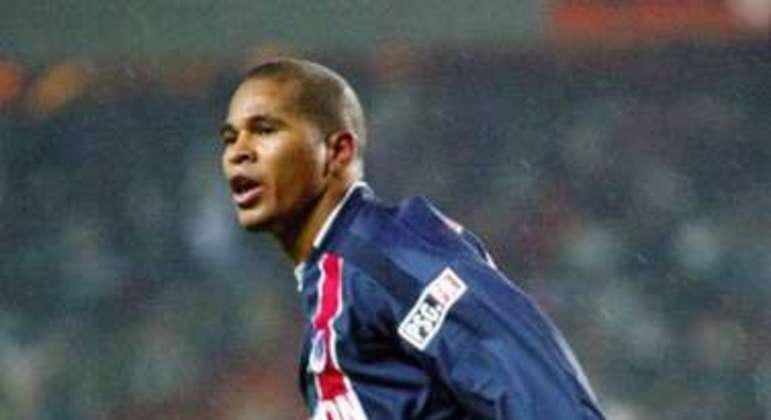 O ex-atacante Aloísio Chulapa defendeu as cores do PSG entre 2001 e 2003, conquistando a Copa Intertoto
