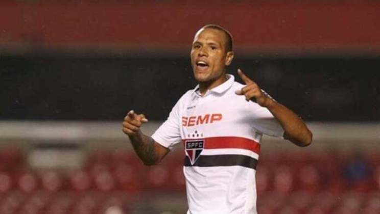 O ex atacante do São Paulo, Luís Fabiano, perdeu 280 mil reais vítima de estelionato. O jogador caiu em um esquema de pirâmide envolvendo venda de carros seminovos.