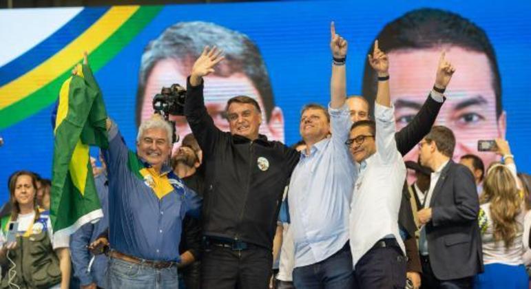 O ex-ministro Tarcísio de Freitas entre o presidente Bolsonaro e o presidente do Republicanos, Marcos Pereira, na convenção que confirmou seu nome ao governo de São Paulo