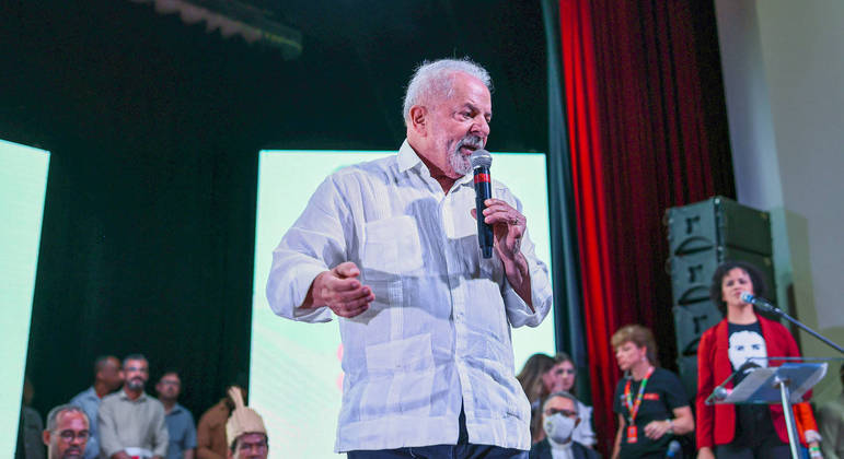 Ex-presidente Luiz Inácio Lula da Silva discursa em ato político