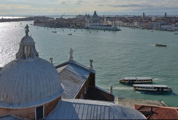 O excessivo fluxo turístico em Veneza continua a ser um problema persistente. Alguns esforços recentes como a proibição da entrada de grandes navios na Bacia de San Marco (Canal Giudecca) já estão sendo aplicados.