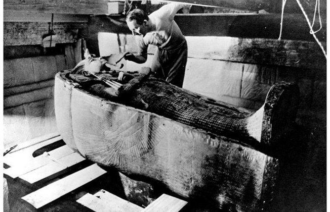 O faraó jovem, que reinou há mais de 3.300 anos e morreu precocemente, aos 19 anos, estava numa das tumbas mais bem preservadas do Egito, o que alavancou os estudos de Arqueologia