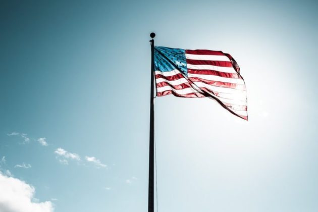 O fato é que, em 1945, a bandeira americana ostentava apenas 48 estrelas, já que o Alasca e o Havaí ainda não faziam parte dos Estados Unidos -- entenda mais sobre a história dos dois estados a seguir.