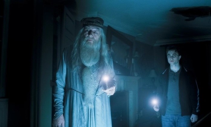 O feitiço Lumos é outro bem usado por Harry Potter e seus amigos. Basicamente, com ele, o (a) bruxo (a) pode criar um ponto de luz com sua varinha e usar como lanterna. 