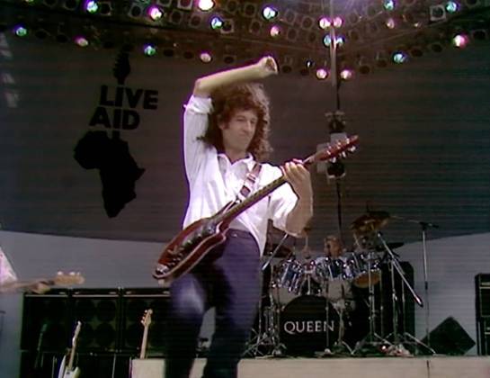 O Festival de rock organizado por Bob Geldof ( humanista irlandês) e Midge Ure (cantor e compositor britânico) tinha o objetivo de arrecadar fundos a fim de acabar com a fome na Etiópia. Entre os diversos artistas presentes, o Queen fez história como uma das atrações mais relembradas até hoje ao cantar hits como “Bohemian Rhapsody