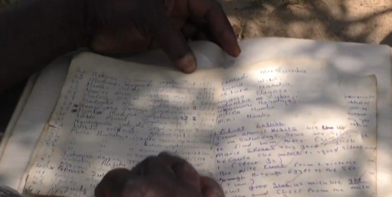 O filho caçula tem 10 anos. Musa tem um caderno com as informações dos nascimentos das crianças. Ele não consegue lembrar os nomes de todos.