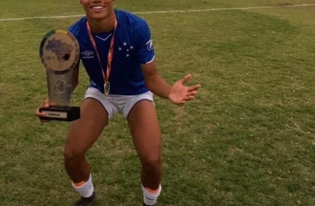 O filho de Ronaldinho Gaúcho chegou a atuar na base do Cruzeiro antes de partir para o futebol europeu. - Foto: Reprodução/Instagram
