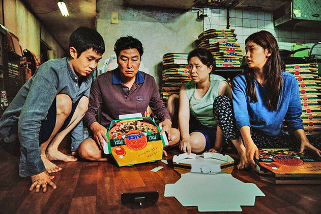 O filme de suspense e humor negro sul-coreano mostra uma família cujos integrantes vão se empregando aos poucos na residência de um casal bem sucedido, sem revelar que são todos parentes.