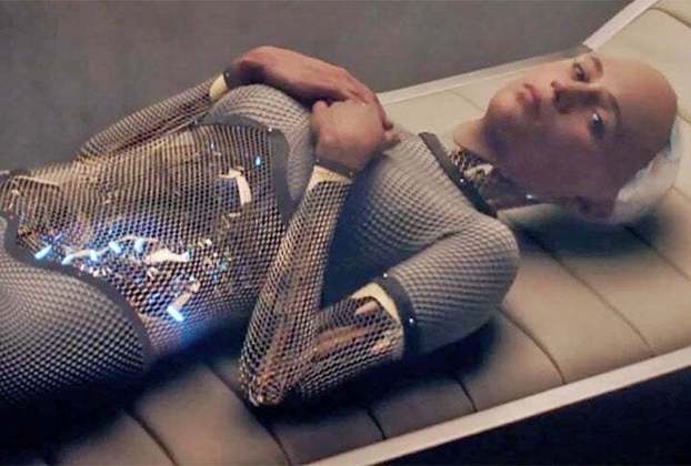 O filme foi muito elogiado por sua representação realista da inteligência artificial. A atriz Alicia Vikander passou por um processo de maquiagem digital que a transformou em uma androide, resultando em efeitos visuais impressionantes.