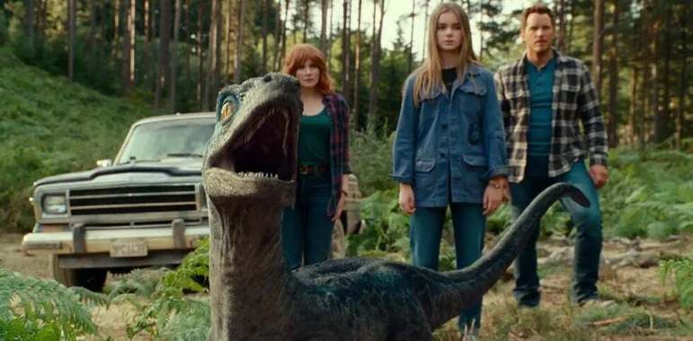 O filme se passa quatro anos após a destruição da Ilha Nublar e com os dinossauros vivendo e caçando ao lado de humanos em todo o mundo. Esse frágil equilíbrio é o grande ponto-chave da produção. 