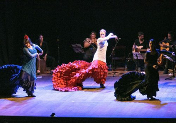 O flamenco é música, canto e dança. Sua origem remonta às culturas cigana e mourisca, com influência árabe e judaica.  Usam-se violões, castanholas e cajón. 
