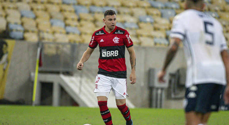 O Flamengo acertou o empréstimo de Hugo Moura ao Athletico-PR para a temporada. Vale lembrar que o volante tem contrato com o Fla válido até dezembro de 2023. Assim, o clube não perderá o atleta, que foi revelado na Gávea, de graça ao fim da temporada - e nem precisou entrar num acordo para estender o vínculo. 