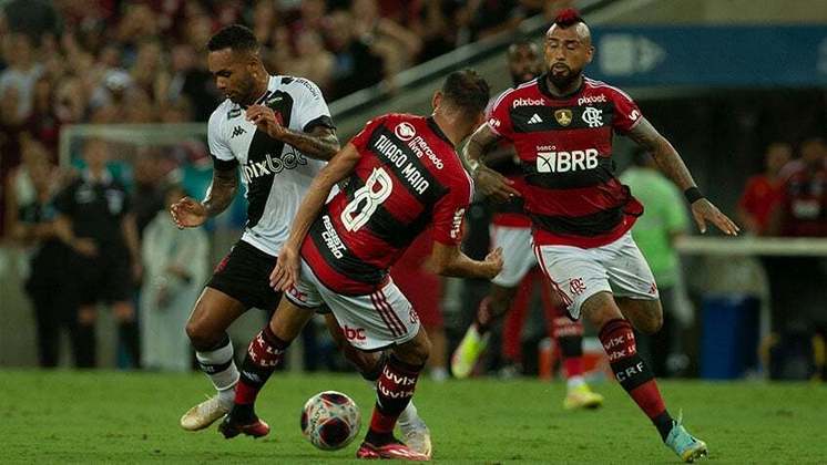 O Flamengo, de jogadores mais renomados que os do Vasco, teve desempenho coletivamente pobre, mais uma vez nesta temporada. Santos, com um pênalti defendido, se salvou, assim como dois dos jogadores que entraram no segundo tempo (Por Felippe Rocha)