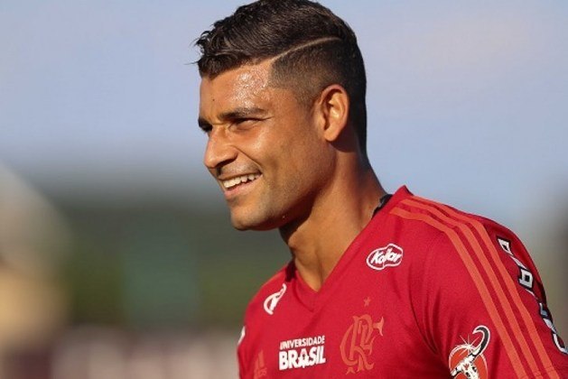 O Flamengo está sendo processado pelo meia Ederson, que defendeu o clube de 2015 a 2018. O valor cobrado é por volta de R$ 1 milhão.