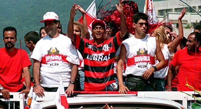 O Flamengo no poupou esforos na busca por fazer bonito nos seus 100 anos de fundao. Heri do tetracampeonato mundial pela Seleo Brasileira, o melhor jogador do mundo foi repatriado para ostentar a camisa 11 do Rubro-Negro, e chegou com direito a desfile em carro aberto em janeiro de 1995.