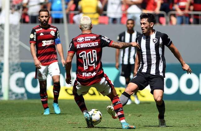 O Flamengo perdeu para o Botafogo por 1 a 0. O Rubro-Negro controlou a partida e teve um gol com o Gabigol, que foi anulado pelo VAR. Porém, o rival foi efetivo e matou o jogo em um lance.