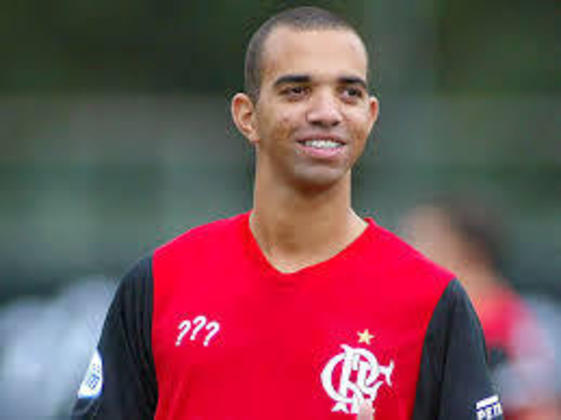 O Flamengo utilizou pontos de interrogação para deixar no ar o novo fornecedor esportivo do clube em 2008