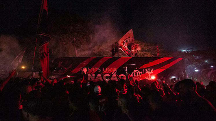 O Flamengo viaja nesta quinta-feira (02) rumo ao Marrocos para a disputa do Mundial de Clubes. Em busca do tão sonhado título, a delegação rubro-negra contou, claro, com o apoio da torcida durante o trajeto e no embarque no Aeroporto internacional do Galeão. Veja imagens da festa:
