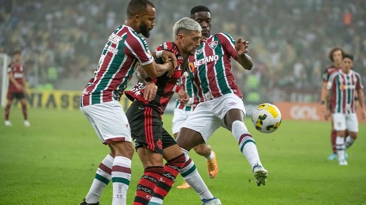 O Fluminense começou bem o clássico, dominou, tinha até facilidade, mas fez só um gol e não resistiu ao volume mesmo que desorganizado do Flamengo. No final do jogo, parou em Hugo.