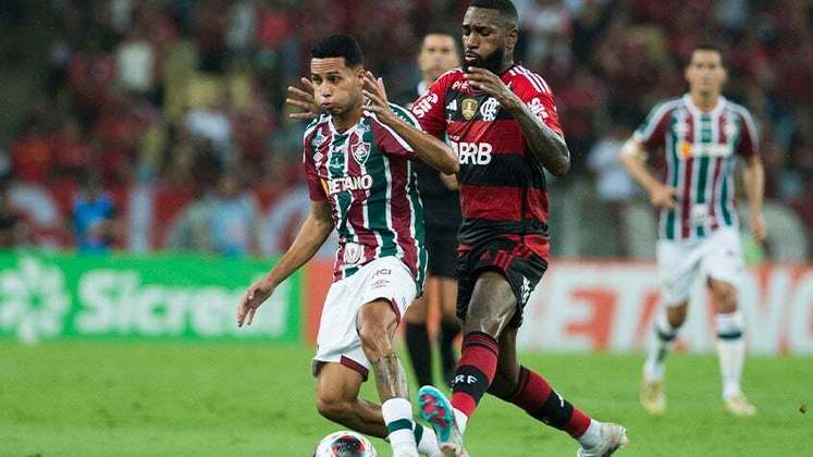 O Fluminense pressionava o Flamengo, e aos 14 minutos Alexsander acertou a trave.