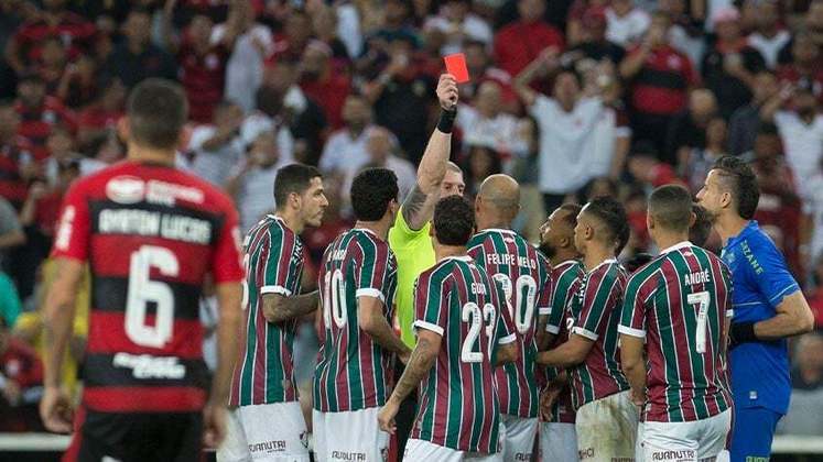 O Fluminense teve muita dificuldade no empate por 0 a 0 com o Flamengo, pela ida das oitavas da Copa do Brasil. O Tricolor foi surpreendido com o ímpeto ofensivo do adversário e a pressão na saída de bola, mas segurou o empate mesmo com um a menos em campo. Veja as notas dos jogadores comandados por Fernando Diniz. 