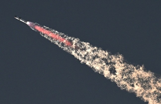 O foguete Starship, da SpaceX, é lançado da Starbase, em Boca Chica, Texas, em seu segundo voo de teste,  em 18 de novembro de 2023. Ele é o maior foguete já construído que Elon Musk. AFP / TIMOTHY A. CLARY – 18.11.2023