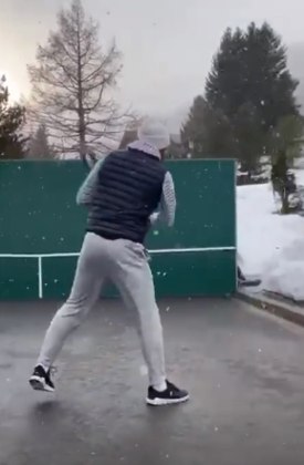 O frio não espantou o tenista Roger Federer. O ex-número 1 do mundo está treinando em casa, sendo a parede seu próprio rival.