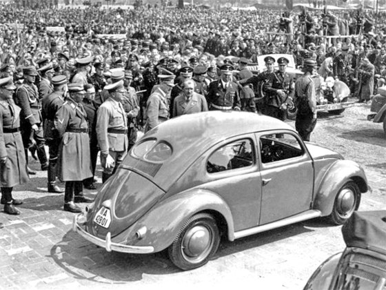 O Fusca foi projetado na Alemanha na década de 1930, por Ferdinand Porsche, com o objetivo de ser um carro acessível para o povo alemão. 