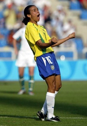 O futebol feminino brasileiro foi medalha de prata nos Jogos de Atenas, na Grécia, em 2004. Na decisão, Marta (foto) e cia. foram derrotadas pelos Estados Unidos por 2 a 1, na prorrogação. 