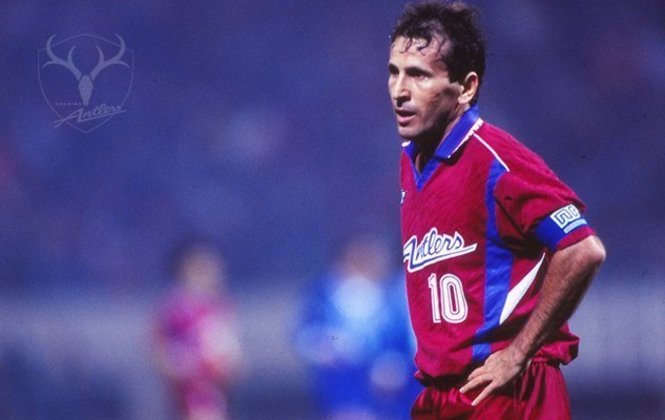 O Galinho parou de jogar em 1989, quando atuava pelo Flamengo. Em 1991 decidiu retornar e jogou pelo Kashima Antlers, do Japão, até 1994