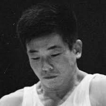 O ginasta japonês Akinori Nakayama acumulou dez medalhas olímpicas em duas edições dos Jogos: 1968, na Cidade do México, e 1972, em Munique. Seis delas foram de ouro e duas de prata. 