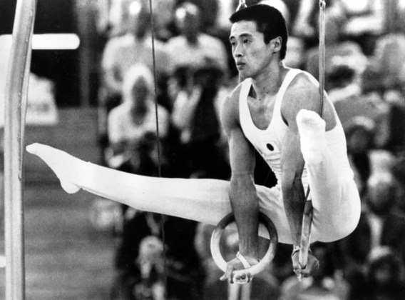O ginasta japonês Sawao Kato arrebatou 12 medalhas olímpicas entre as edições de 1968, na Cidade do México, e 1976, em Montreal. Foram oito de ouro, três de prata e uma de bronze. 