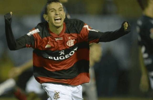 O gol da vitória na ocasião foi do atacante Rafinha, revelado pelo Flamengo e que hoje, aos 30 anos, joga no futebol boliviano -  Foto: Divulgação/Flamengo