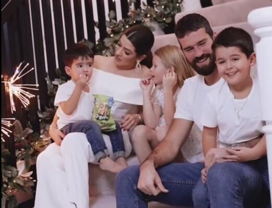 O goleiro Alisson, do Liverpool e da Seleção Brasileira, publicou uma foto ao lado de sua mulher e seus filhos 