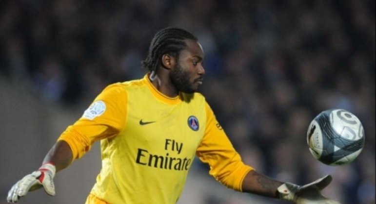 O goleiro Apoula Edel foi outra chegada ao clube francês em 2007/08, mas não teve muitas oportunidades como titular