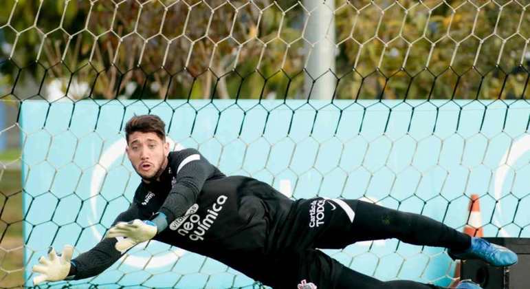 O goleiro Caíque França tinha contrato até o último dia 31 de dezembro e o vínculo não foi renovado. Livre no mercado, o atleta acertou com a Ponte Preta.