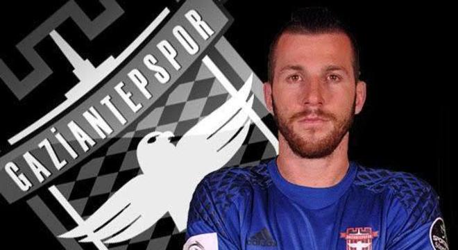 O goleiro Paulo Victor, hoje no Grêmio, teve uma rápida passagem pelo  Gaziantepspor, da Turquia. Atuou somente em catorze jogos e voltou ao Brasil. 