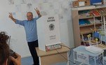 O governador do Distrito Federal, Ibaneis Rocha, vota em escola no Lago Sul, em Brasília