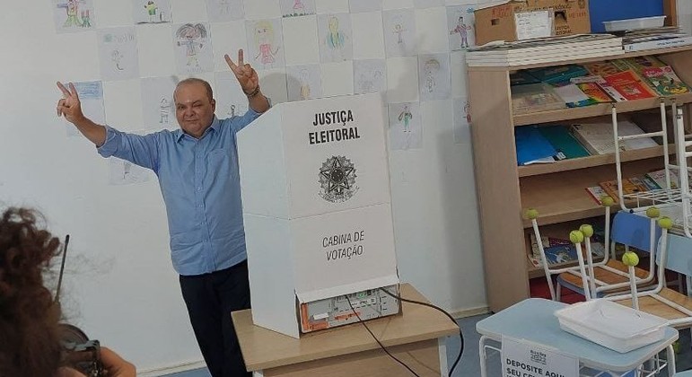 O governador do Distrito Federal, Ibaneis Rocha, vota em escola no Lago Sul, em Brasília (DF)