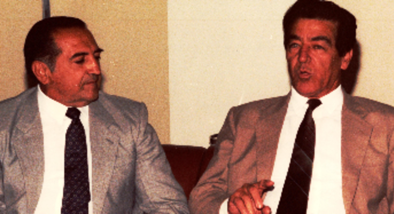 Wanderley Vallim (dir.) e o presidente do TRF-1 Alberto Vieira da Silva , em  foto de 1990