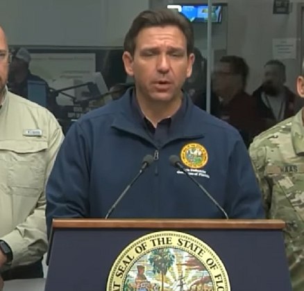 O governador fez um apelo veemente à população, aconselhando-os a não se exporem nem desafiarem a força do furacão.