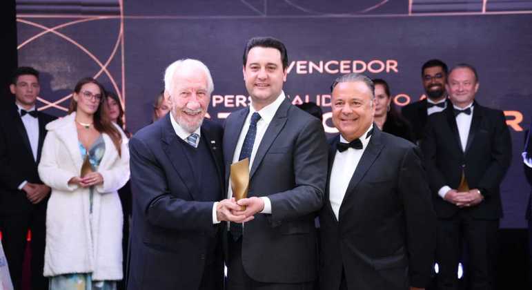 O governador Ratinho Júnior é a Personalidade TOPVIEW do ano. Na foto, entre o vice-governador Darci Piana e o presidente do Grupo Ric, Leonardo Petrelli. 
