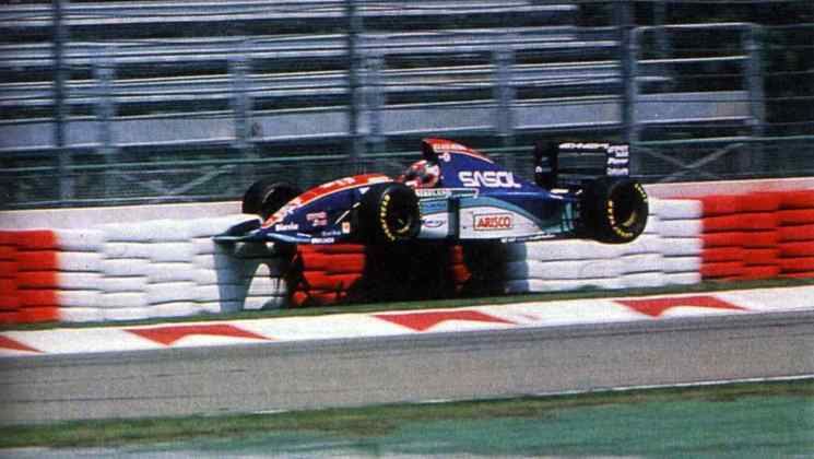 O GP de San Marino de 1994 começou com um grave acidente. Nos treinos de sexta-feira, Rubens Barrichello decolou ao passar na zebra e bateu na proteção de pneus. Levado ao hospital, perdeu aquela corrida