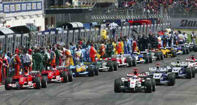 O GP de San Marino de 2004 foi especial para Jenson Button, que conquistou a primeira pole da carreira. A equipe BAR também estreou na posição de honra no grid