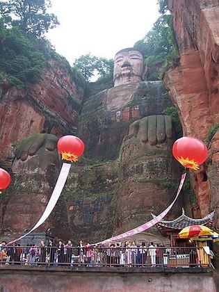 O Grande Buda de Leshan (China) - 71m - Estátua de pedra feita entre 713 e 803. Foi esculpida num penhasco de arenito vermelho na confluência de dois rios. 