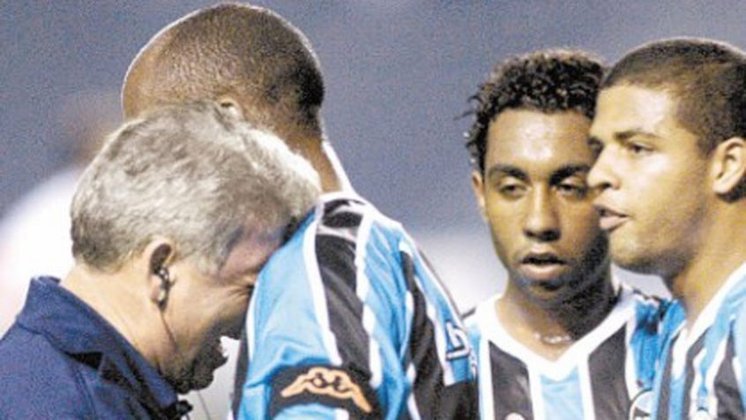 O Grêmio foi rebaixado em 2004, ao terminar na 24ª posição, com 39 pontos. A equipe era formada por: Márcio; Geoge Lucas, Baloy, Alex Vavier, Cristiano; Leanderson, Cocito, Felipe Melo, Anderson; Claudio Pitbull e Marcelinho. Técnico: Cláudio Duarte