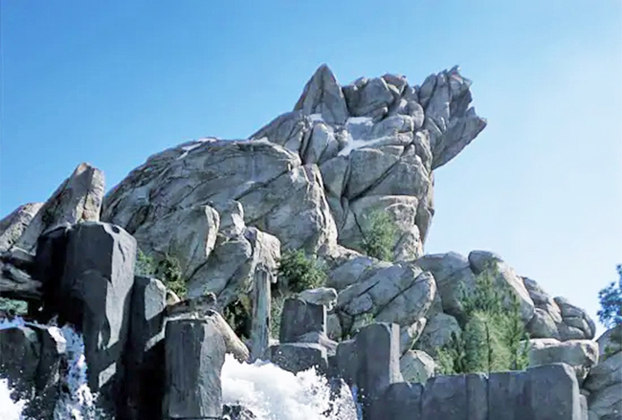 O Grizzly Peak é um pico montanhoso icônico que marca a paisagem do  Disney California Adventure